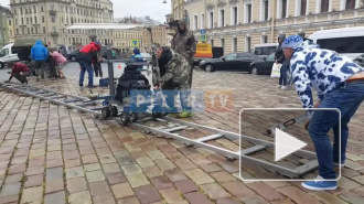 Видео: около Дворцовой площади проходят съемки фильма "В шаге от рая"