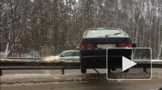 В результате ДТП под Казанью авто залетело на отбойник и там повисло