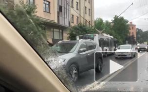 Из-за ДТП с троллейбусом на Левашовском проспекте пострадали более шести автомобилей
