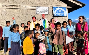 Как горный гид из Петербурга учит творчеству детей в Непале