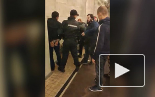 Видео: на "Пушкинской" неизвестный воткнул нож в спину глухонемому пассажиру 