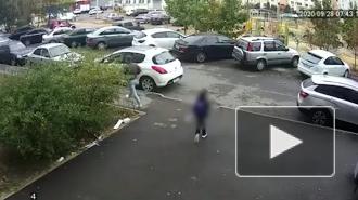 Видео ДТП: Во дворе дома в Воронеже иномарка сбила ребенка 