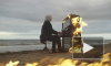Дотла: слепой пианист сыграл Рихтера на горящем пианино на берегу Финского залива