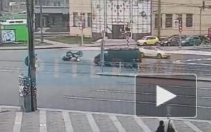 Мотоциклист сделал сальто после столкновения с иномаркой на Заневском