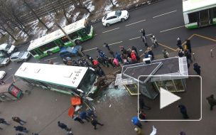 В Москве автобус снес остановку с людьми