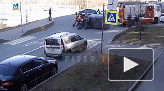 Видео: спасатели перевернули автомобиль после ДТП на набережной Черной речки