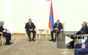 Шойгу проводит встречу с Пашиняном в Ереване
