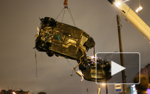 Водитель BMW пробил ограждение Обводного канала и упал в воду