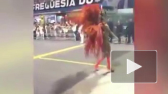 Конфуз из Бразилии: На карнавале одна из танцовщиц потеряла стринги, но продолжила танец