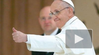 Папа Франциск прокатил рядового священника на папамобиле