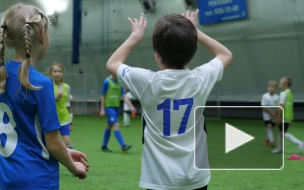 "Зенит" открыл смешанные группы по футболу, где девочки тренируются с мальчиками