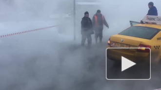 На Гражданском кипяток заливает припаркованные машины