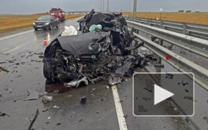 В Крыму на трассе "Таврида" кроссовер вылетел под фуру. Погибли автоледи и двое детей.