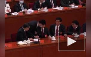 Бывший председатель Китая Ху Цзиньтао досрочно покинул церемонию закрытия съезда КПК