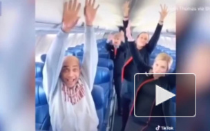 Мужчина оказался единственным пассажиром самолета и заставил стюардесс танцевать