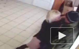 Смешное видео: в Красноярском крае две блондинки повязали грабителя с пистолетом