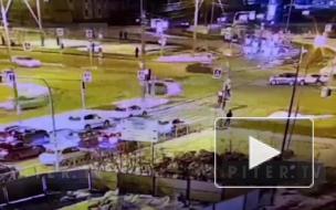 Видео: на пересечении Богатырского и Сизова столкнулись две иномарки