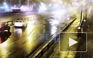Видео: "Форд" на полной скорости снес "Газель" на Кушелевской дороге