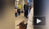 Видео: в Пулково пассажиры скрутили дебошира, который скандалил с сотрудниками аэропорта