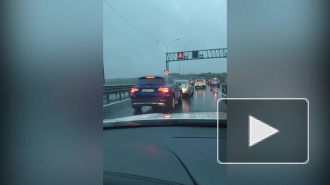 Видео: на Новоприозерском шоссе машина попала в ДТП из-за брошенного на дорогу дивана