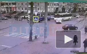 Видео: на пересечении Звёздной и Космонавтов такси спровоцировало ДТП