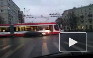 В первый день весны по Петербургу пойдут челночные "двухголовые" трамваи