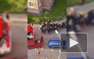 Петербуржцы сдвинули машину, чтобы уступить дорогу пожарной службе