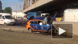 Видео из Москвы: На Варшавском шоссе автомобиль врезался в ограждение, водитель погиб