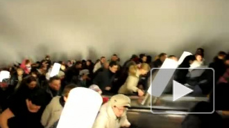 Из-за сломанных эскалаторов на «Адмиралтейской» петербуржцы встретили Новый год в метро