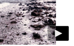 В Омске уже третий раз выпал черный снег