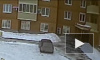Камера сняла падение подростка из окна высотки в Челябинске
