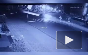 Видео: в Абинске водитель на иномарке "прокатил" девушку на капоте и скрылся