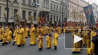 На Невском проспекте начался крестный ход: фото и видео