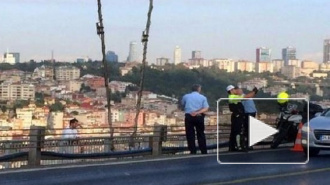 Полицейский сделал селфи на фоне самоубийцы, прыгающего с моста